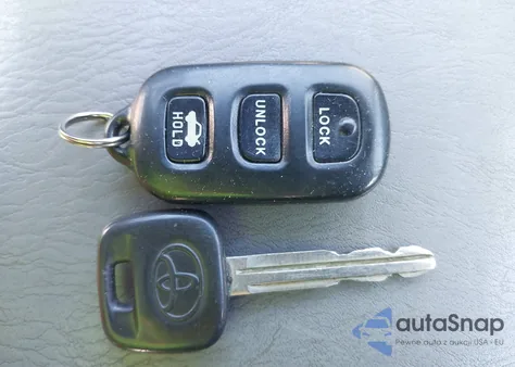 2004 Toyota Camry Le z USA, uszkodzony, nr VIN 4T1BE32KX4U877017